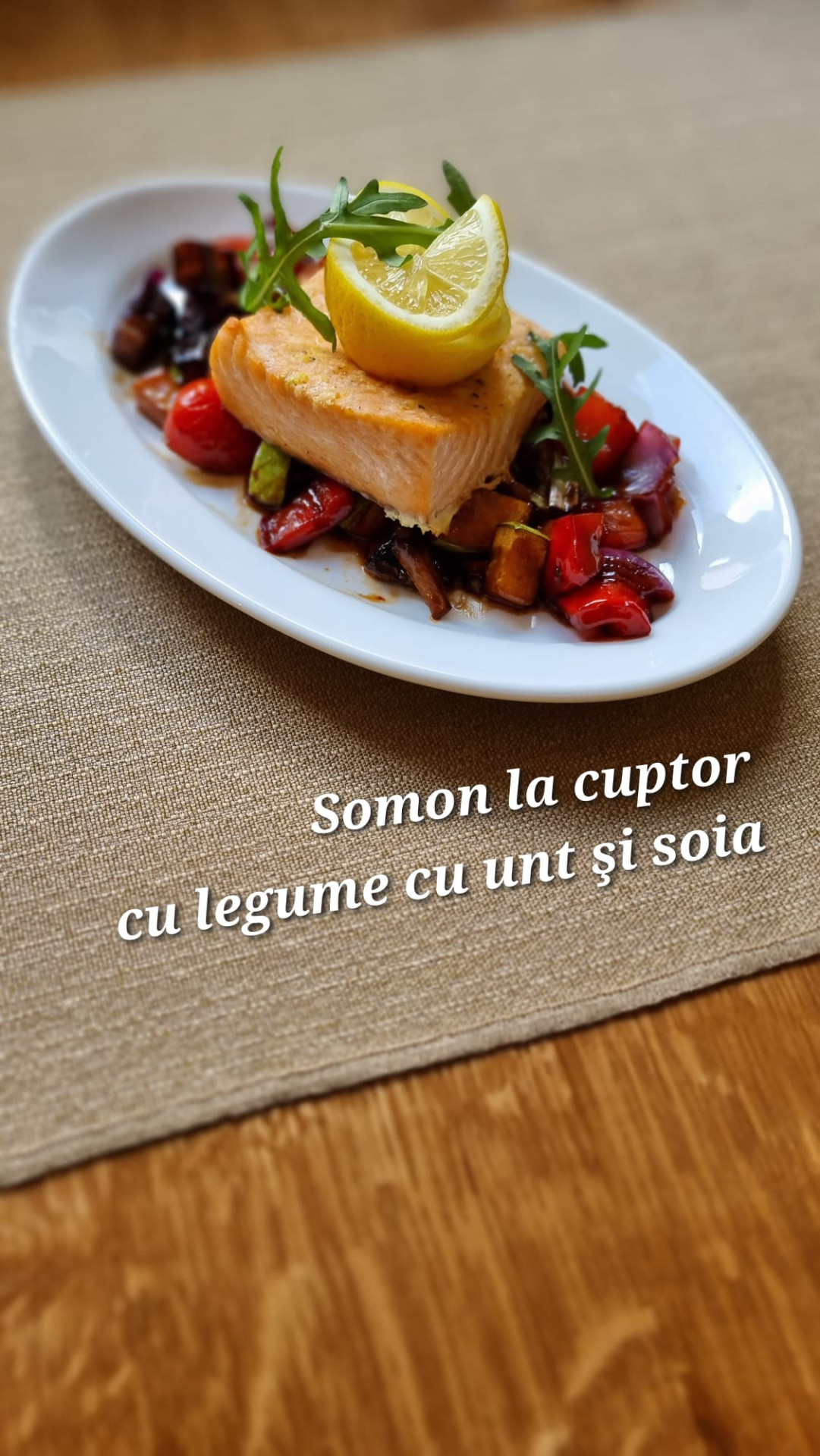Somon la cuptor cu legume si soya