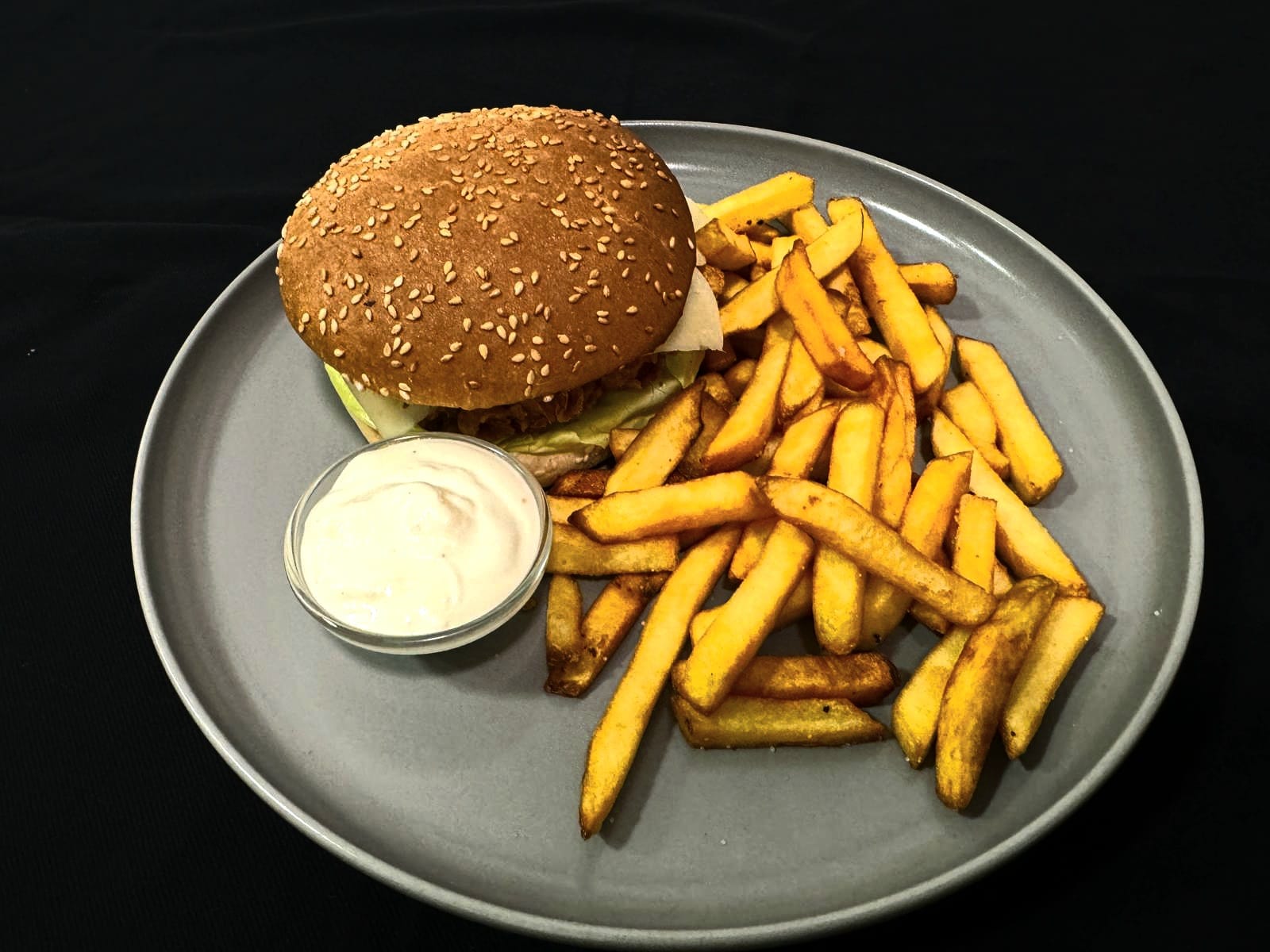 Hamburger cu snitel de porc si cartofi prajiti