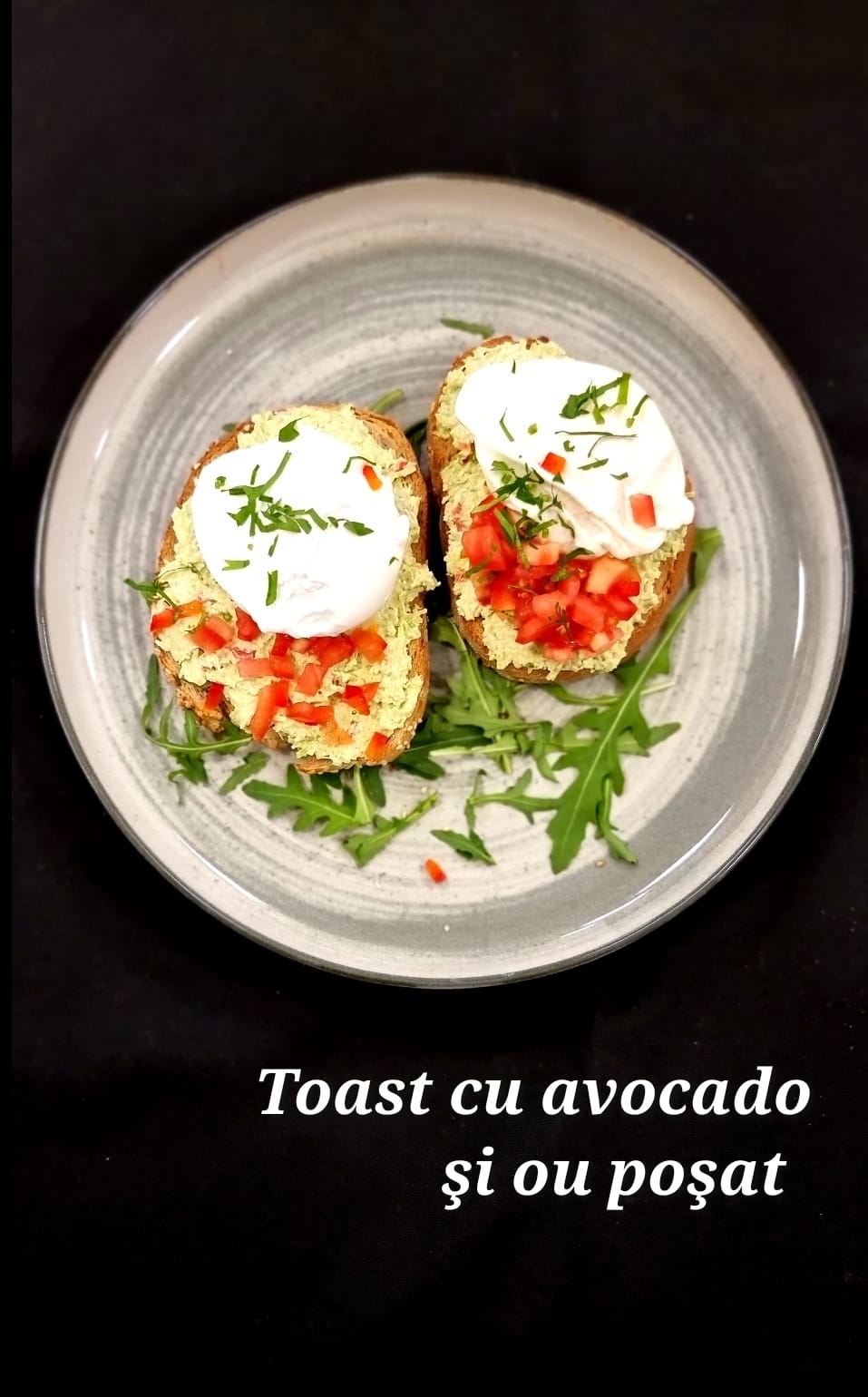 Toast cu avocado si ou posat 