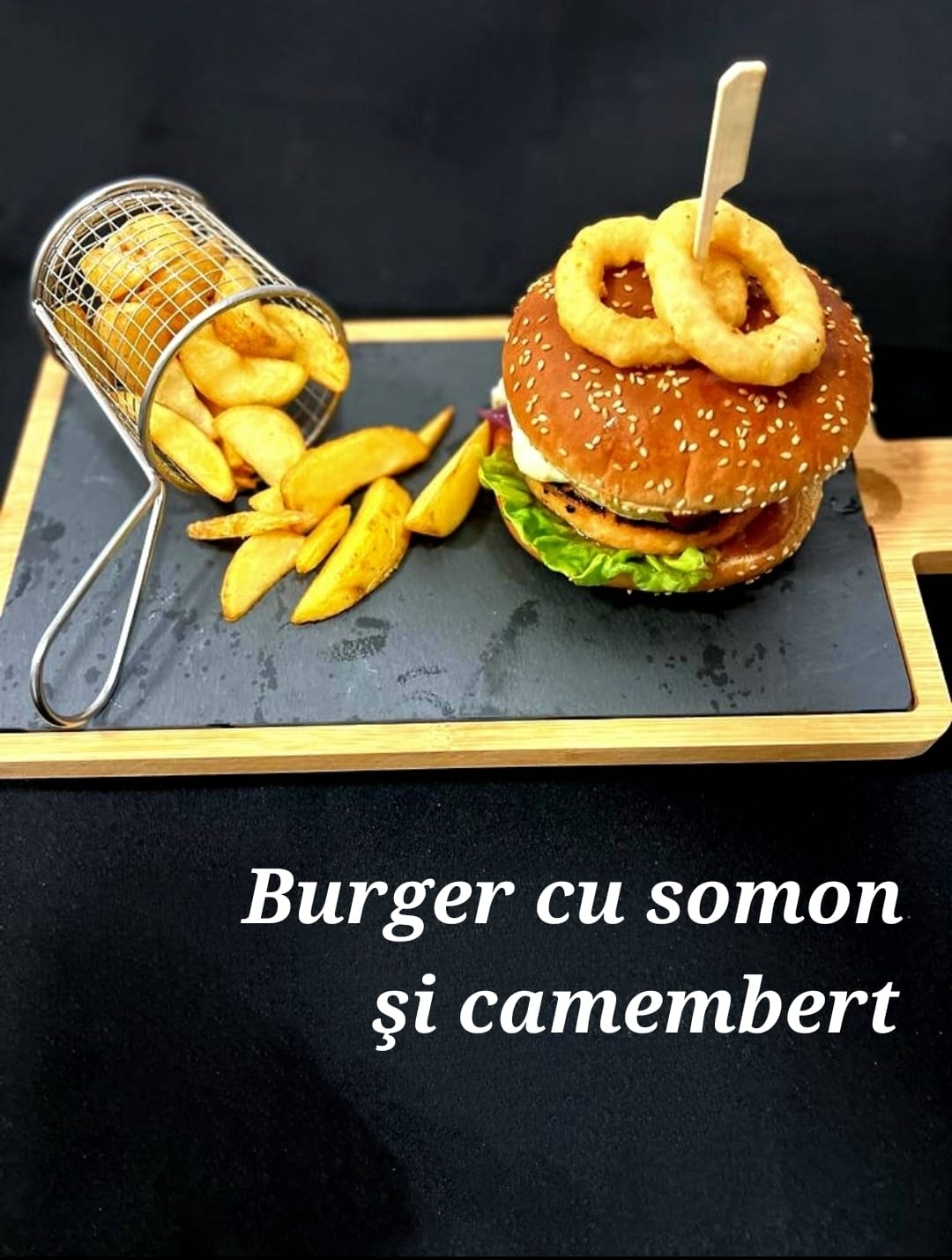 Burger cu somon si camembert