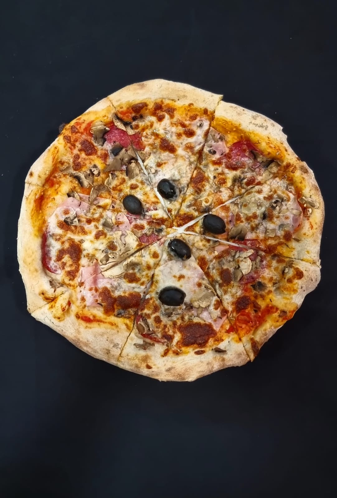Pizza Prosciuto Salami Funghi 